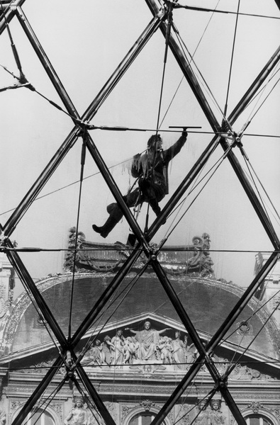 Laveuse de vitres de la pyramide du Louvre