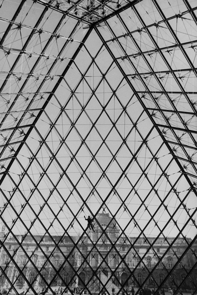 Laveur de vitres de la pyramide du Louvre