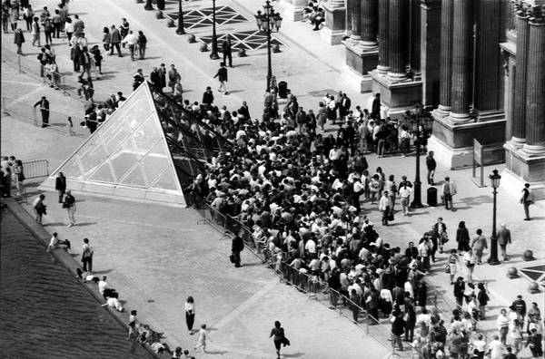 File d'attente devant la pyramide du Louvre 160_33