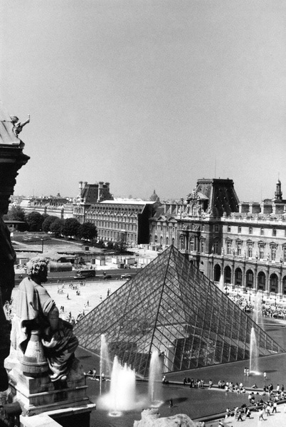 Pyramide du Louvre vue des toits 161_8