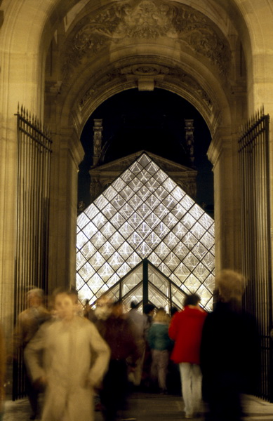 La pyramide du Louvre de nuit