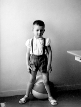 Petit gar?on et son ballon