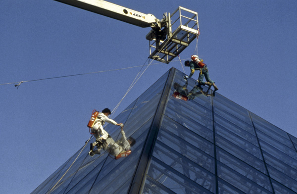 Laveur de vitres de la pyramide du Louvre