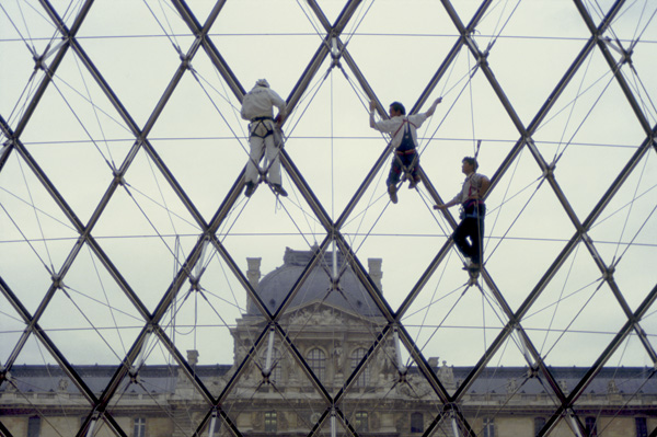 Laveurs de vitres de la pyramide du Louvre