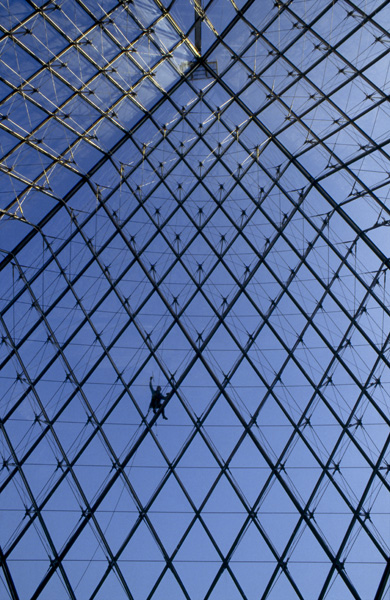 Laveur de vitres de la pyramide du Louvre