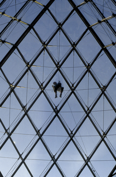 Laveur de vitres de la pyramide du Louvre