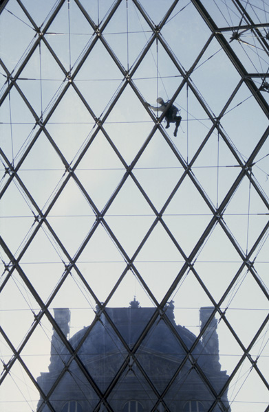 Laveur de vitres de la pyramide du Louvre