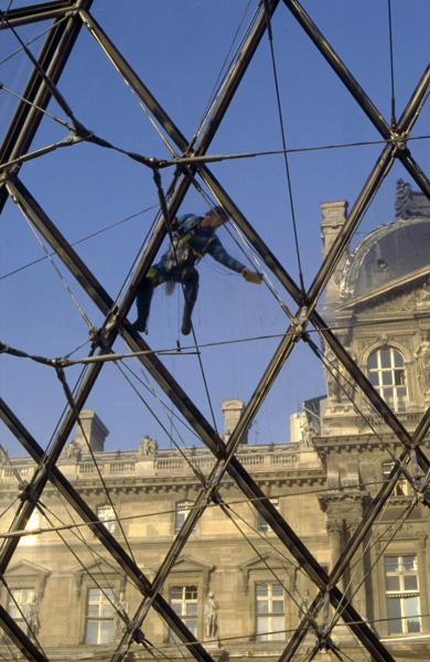 Laveur de vitres de la pyramide du Louvre