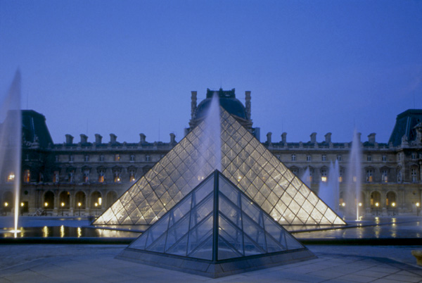 Pyramide du Louvre et pyramidion - cr?puscule