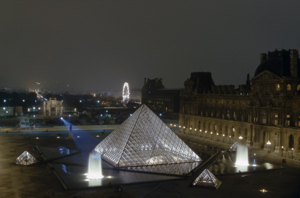 Le Louvre de nuit - vue des toits