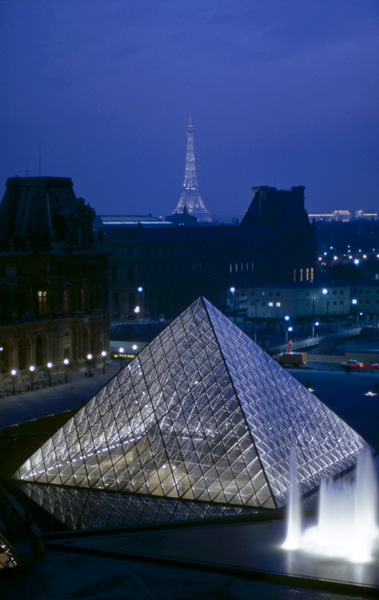Pyramide du Louvre et Tour Eiffel - cr?puscule