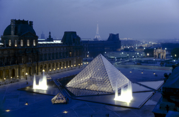 Le Louvre de nuit - vue des toits