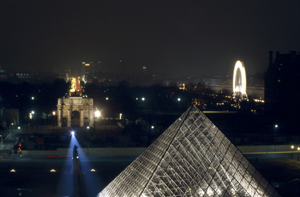 Le Louvre de nuit - vue des toits