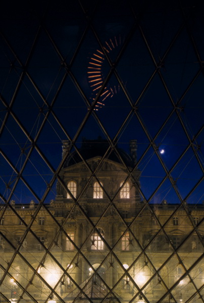 Le Louvre de nuit - vue des toits