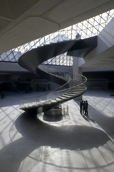 Paris, la pyramide du Louvre, escalier 01