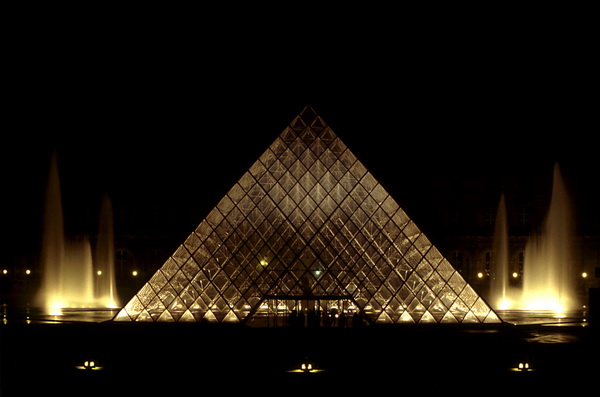 La pyramide du Louvre de nuit