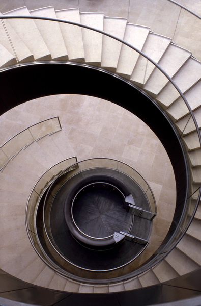 La pyramide du Louvre - escalier en spirale