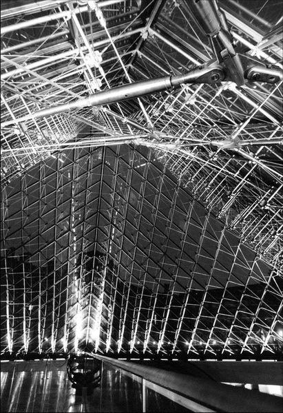 Louvre, int?rieur de la pyramide de nuit