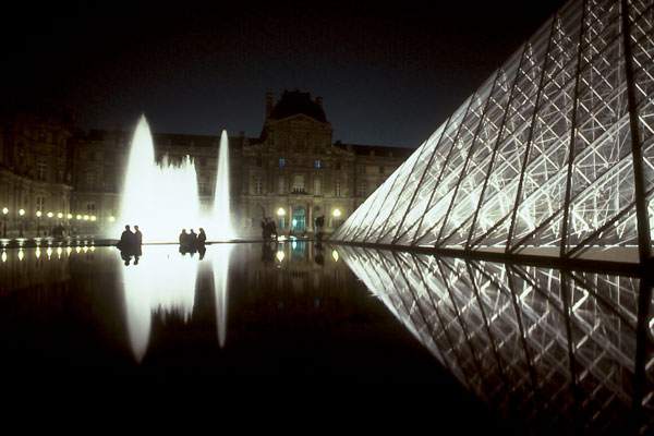 La pyramide du Louvre de nuit