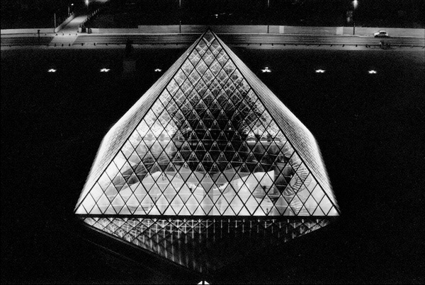 Pyramide du Louvre - la nuit