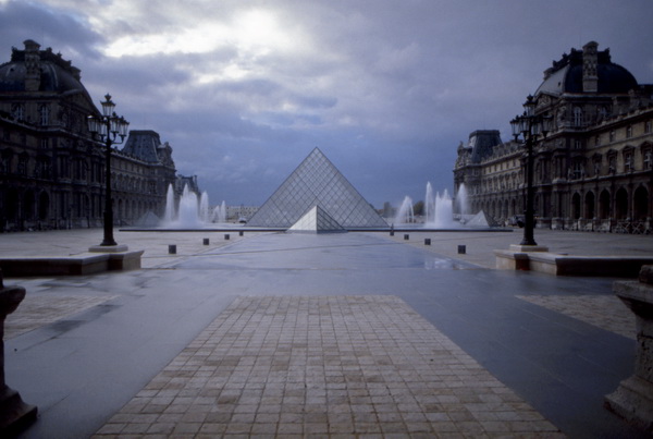 Paris, la pyramide du Louvre 01