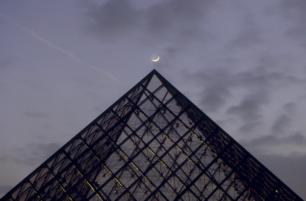 Paris, Louvre et lune 01