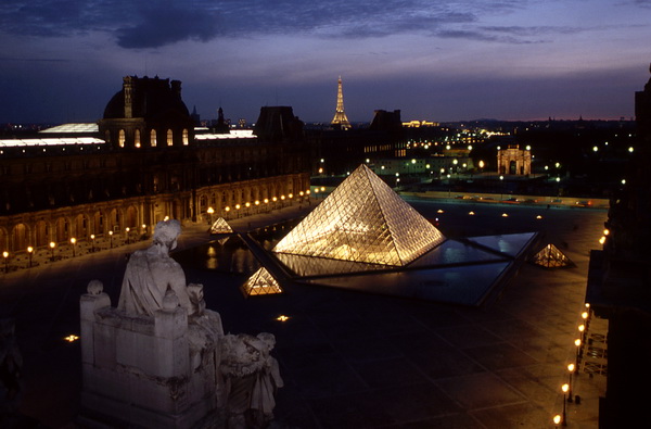 Paris, le Louvre la nuit 01
