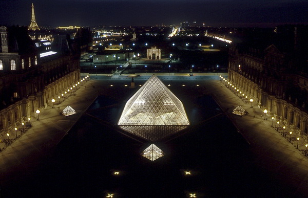 Le Louvre de nuit - vue des toits