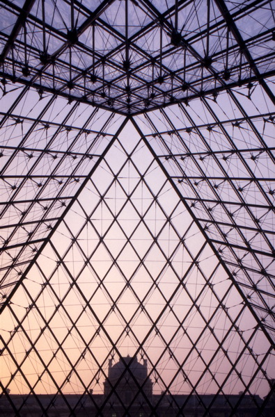 La pyramide du Louvre au cr?puscule - int?rieur