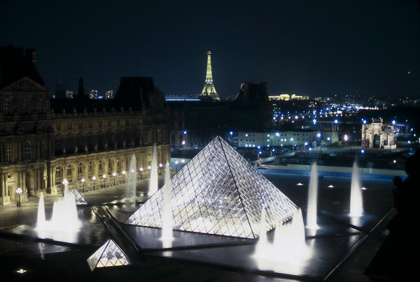 Le Louvre de nuit - vue des toits