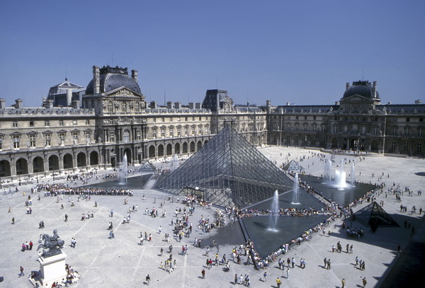 La pyramide du Louvre vue du pavillon Denon